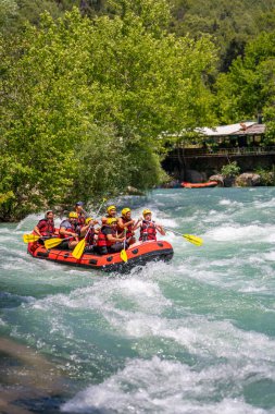 Antalya, Türkiye - 6 Mayıs 2025: Antalya Koprulu Kanyonu 'ndaki büyük bir rafting teknesinde rafting