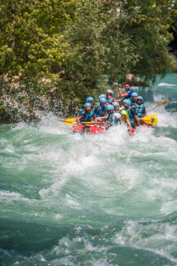 Antalya, Türkiye - 6 Mayıs 2025: Antalya Koprulu Kanyonu 'ndaki büyük bir rafting teknesinde rafting