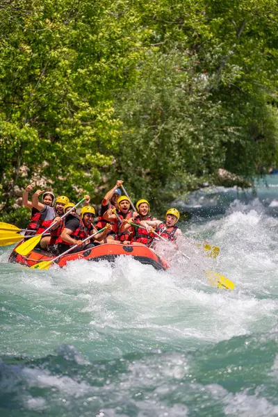 Antalya, Türkiye - 6 Mayıs 2025: Antalya Koprulu Kanyonu 'ndaki büyük bir rafting teknesinde rafting