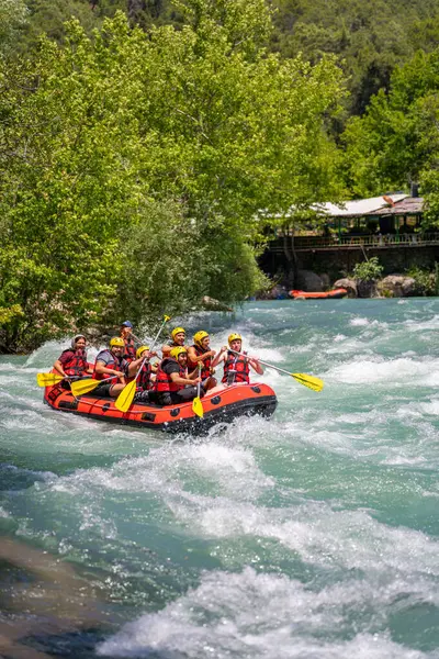 Antalya, Türkiye - 6 Mayıs 2025: Antalya Koprulu Kanyonu 'ndaki büyük bir rafting teknesinde rafting