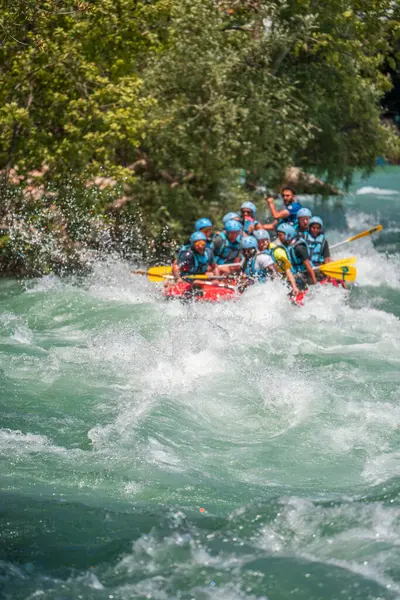 Antalya, Türkiye - 6 Mayıs 2025: Antalya Koprulu Kanyonu 'ndaki büyük bir rafting teknesinde rafting