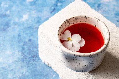 Koyu arkaplan önünde lüks bir kokteyl.