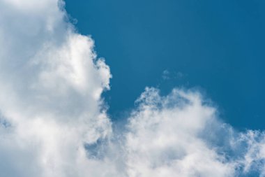 Pofuduk beyaz bulutlar Parlak mavi bir gündüz vakti gökyüzünde