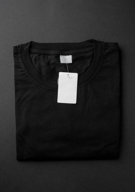 Boş beyaz etiketli siyah tişört yakalarının yakın çekimi