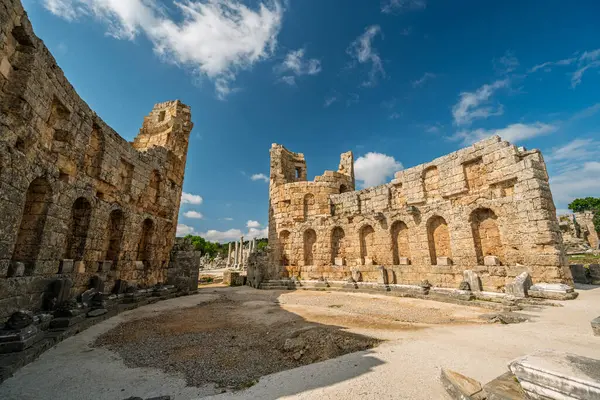 Antalya, Perga 'daki Antik Perge Kenti Helenistik Şehir Kapısı' nın kalıntıları