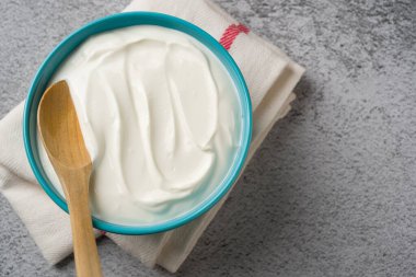 Gri taş masadaki yoğurdun en üst görüntüsü. Sağlıklı yeme kavramı