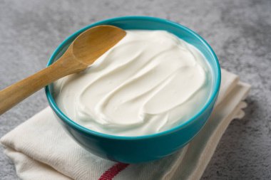 Gri taş masadaki yoğurdun en üst görüntüsü. Sağlıklı yeme kavramı