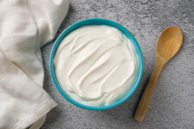 Gri taş masadaki yoğurdun en üst görüntüsü. Sağlıklı yeme kavramı