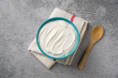 Gri taş masadaki yoğurdun en üst görüntüsü. Sağlıklı yeme kavramı