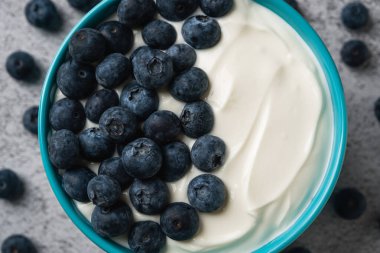 Mavi kasede taze yaban mersinli yoğurt.