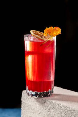 Koyu arkaplan önünde lüks bir kokteyl.