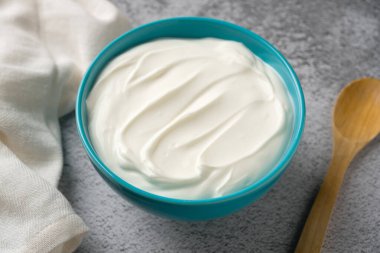 Gri taş masadaki yoğurdun en üst görüntüsü. Sağlıklı yeme kavramı