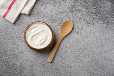 Gri taş masadaki yoğurdun en üst görüntüsü. Sağlıklı yeme kavramı