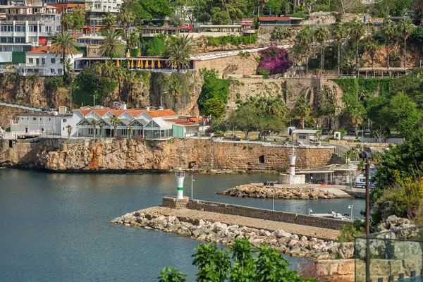 Antalya 'da deniz feneri ve yatları olan tarihi Kaleici Marina