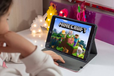 Antalya, Türkiye - 23 Mayıs 2025: Minecraft bir kum havuzu video oyunudur. iPad ekranında Minecraft oyun uygulaması ve logosu