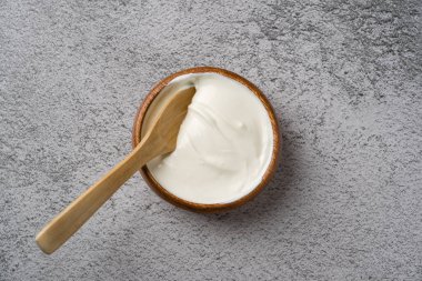 Gri taş masadaki yoğurdun en üst görüntüsü. Sağlıklı yeme kavramı