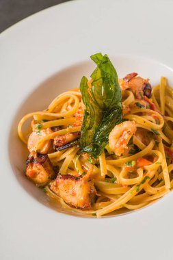 Karidesli makarna ve domates ve sarımsak soslu deniz ürünleri.