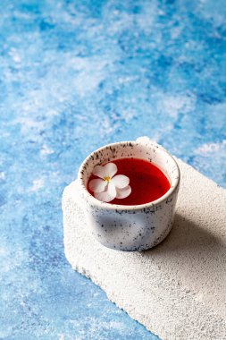 Koyu arkaplan önünde lüks bir kokteyl.