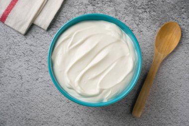 Gri taş masadaki yoğurdun en üst görüntüsü. Sağlıklı yeme kavramı