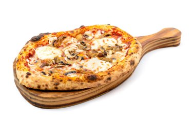 Peynirli ve mantarlı pizza. Kesme tahtasının üzerinde malzemeler var.