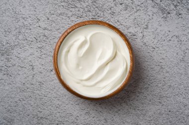 Gri taş masadaki yoğurdun en üst görüntüsü. Sağlıklı yeme kavramı