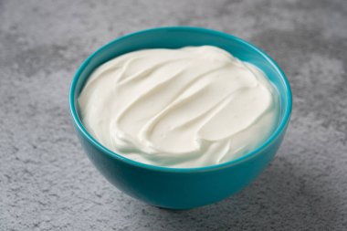 Gri taş masadaki yoğurdun en üst görüntüsü. Sağlıklı yeme kavramı