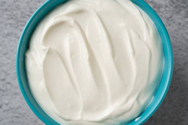 Gri taş masadaki yoğurdun en üst görüntüsü. Sağlıklı yeme kavramı