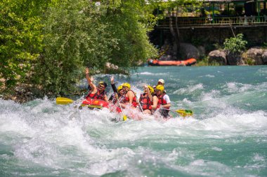 Antalya, Türkiye - 6 Mayıs 2025: Antalya Koprulu Kanyonu 'ndaki büyük bir rafting teknesinde rafting