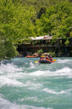 Antalya, Türkiye - 6 Mayıs 2025: Antalya Koprulu Kanyonu 'ndaki büyük bir rafting teknesinde rafting
