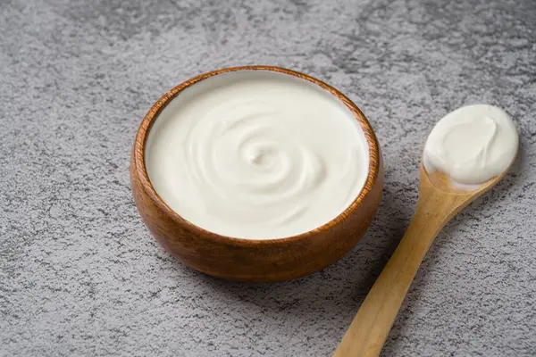 Gri taş masadaki yoğurdun en üst görüntüsü. Sağlıklı yeme kavramı