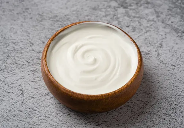 Gri taş masadaki yoğurdun en üst görüntüsü. Sağlıklı yeme kavramı