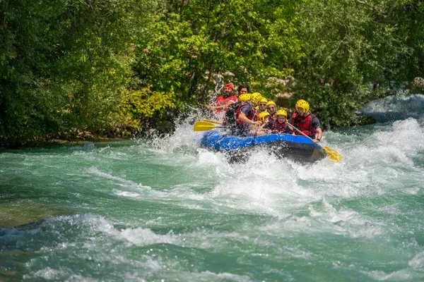 Antalya, Türkiye - 6 Mayıs 2025: Antalya Koprulu Kanyonu 'ndaki büyük bir rafting teknesinde rafting