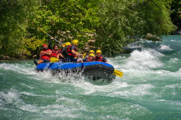 Antalya, Türkiye - 6 Mayıs 2025: Antalya Koprulu Kanyonu 'ndaki büyük bir rafting teknesinde rafting