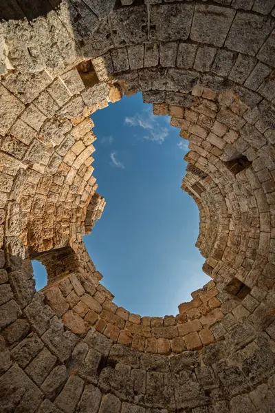 Gökyüzüne bakan antik Perge kulesinin iç manzarası