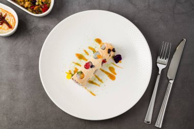 Deniz ürünleri, otlar ve mikro yeşilliklerle dolu rulo çıtır krep.