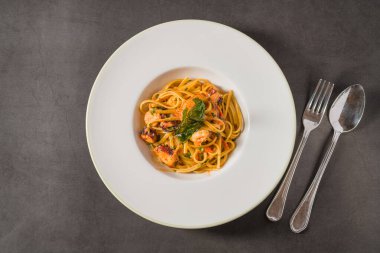 Karidesli makarna ve domates ve sarımsak soslu deniz ürünleri.