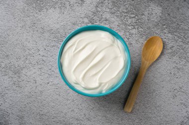 Gri taş masadaki yoğurdun en üst görüntüsü. Sağlıklı yeme kavramı