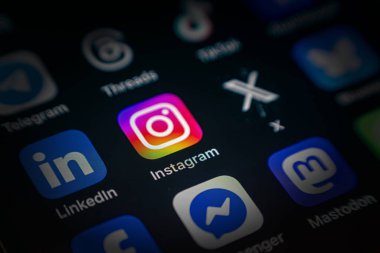 Antalya, Türkiye - 5 Haziran 2025: Akıllı telefon ekranındaki çeşitli uygulama simgeleri arasında Instagram Uygulaması simgesi