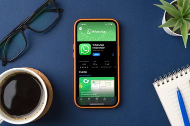 Antalya, Türkiye - 5 Haziran 2025: iPhone ekranındaki WhatsApp uygulamasının üst görünümü