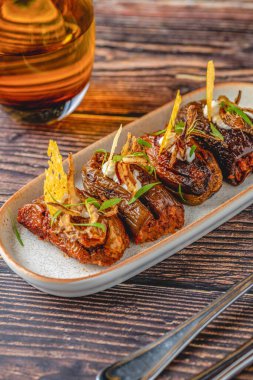 Beyaz arka planda geleneksel Türk yemeği olan kurutulmuş patlıcan.