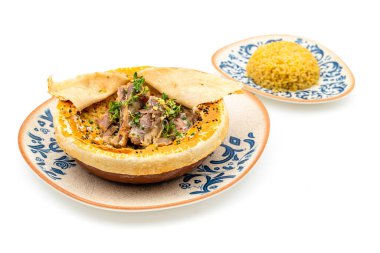 Bulgur pilavlı kuzu incik ve geleneksel Türk mutfağından hamurla kaplı üst