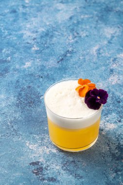 Koyu arkaplan önünde lüks bir kokteyl.