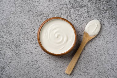 Gri taş masadaki yoğurdun en üst görüntüsü. Sağlıklı yeme kavramı