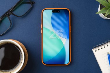 Antalya, Türkiye - 10 Haziran 2025: iPhone 16 Pro ekran ve yeni iOS 26 logosu, Apple 'ın akıllı telefonları için bir sonraki işletim sistemi piyasaya sürülecek