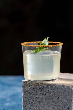 Koyu arkaplan önünde lüks bir kokteyl.