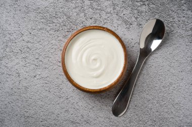 Gri taş masadaki yoğurdun en üst görüntüsü. Sağlıklı yeme kavramı