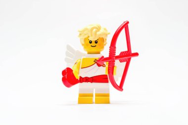 Antalya, Türkiye - 11 Haziran 2025: LEGO Aşığı minyatür figürü kırmızı yay, ok ve kalp aksesuarı