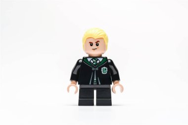 Antalya, Türkiye - 11 Haziran 2025: Slytherin üniformalı sırıtan LEGO Draco Malfoy