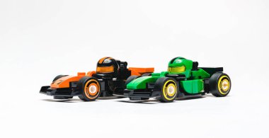 Antalya, Türkiye - 11 Haziran 2025: Formula 1 temalı minyatür Lego F1 otomobilinin ön görünümü