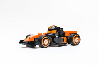 Antalya, Türkiye - 11 Haziran 2025: Formula 1 temalı minyatür Lego F1 otomobilinin ön görünümü